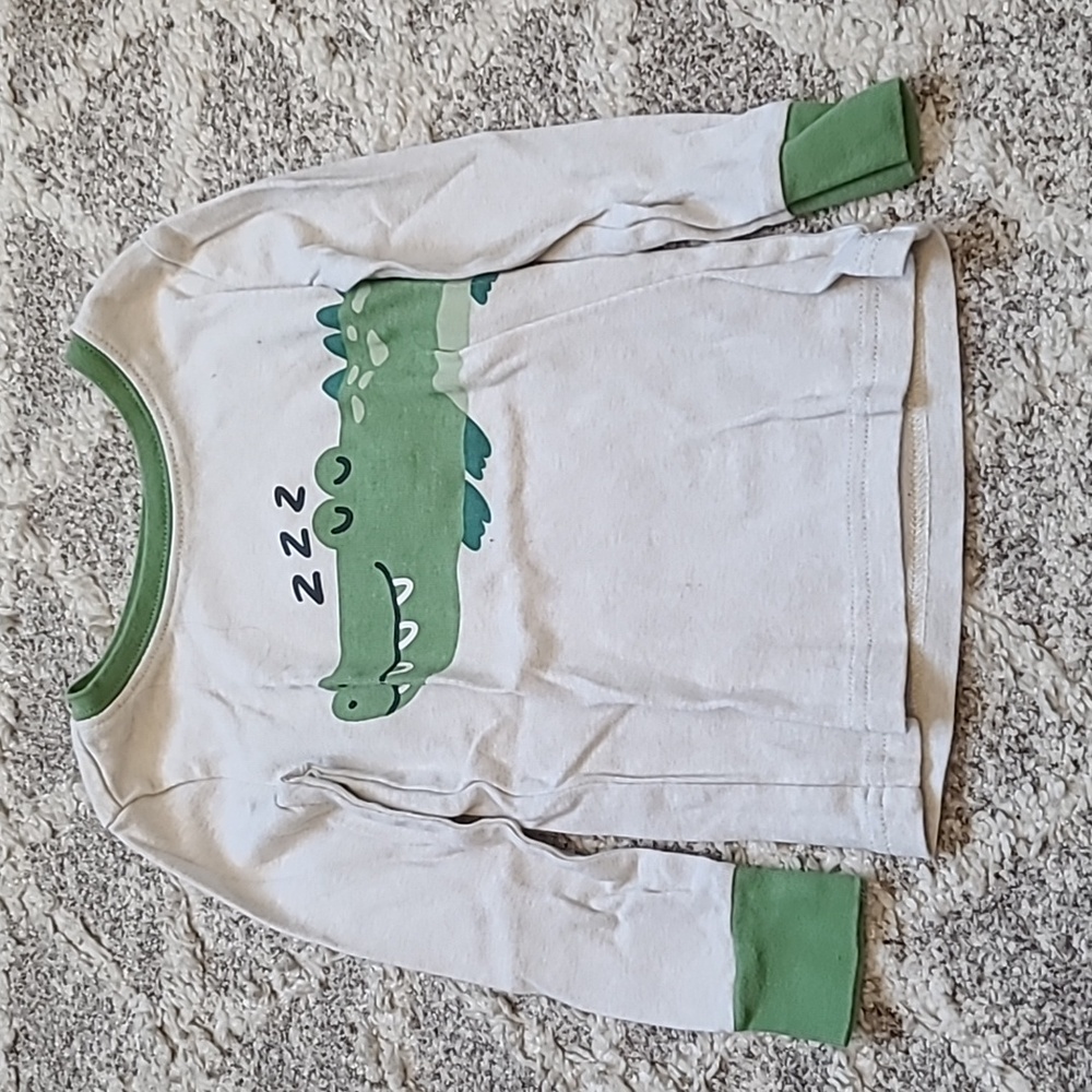 20 for $10 - Old Navy Boys 3T Tan Pajama Top with Green Alligator